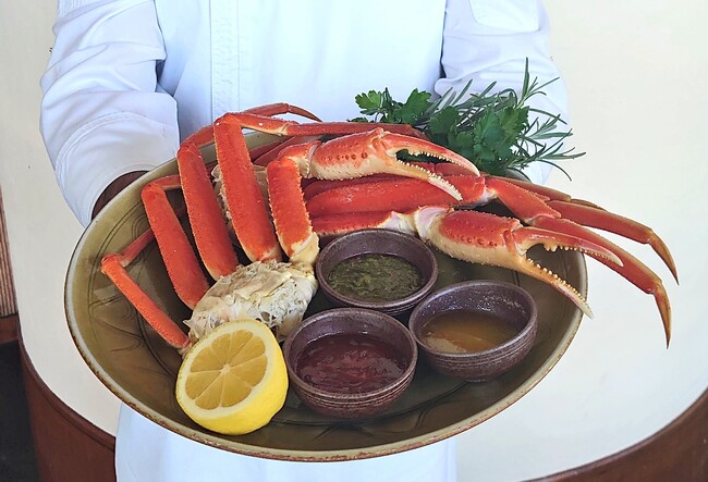 ズワイ蟹はそのままはもちろん、溶かしバター・豆板醤・ペルヴィアンソースなどお好みの味を楽しんで
