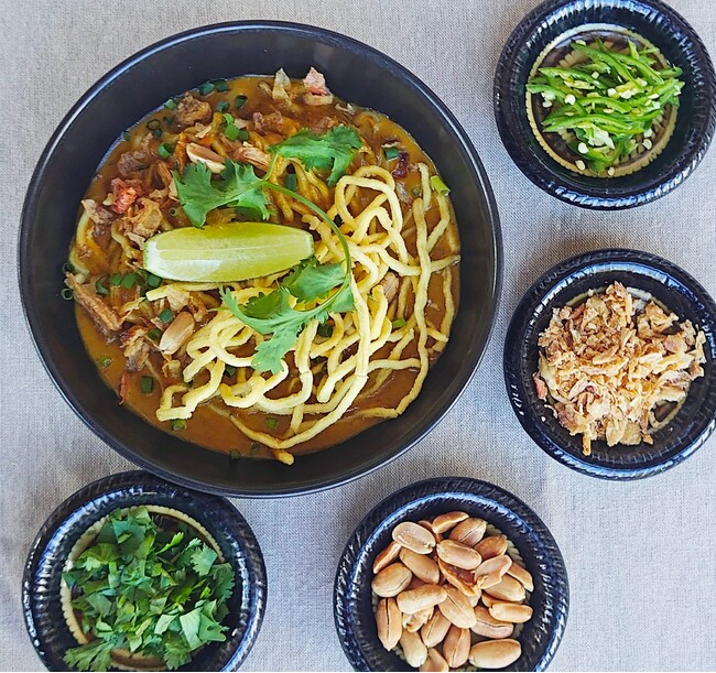 インド・タイ・ミャンマーなどで人気のカウスェー（イエローチキンカレー）はステーションで提供