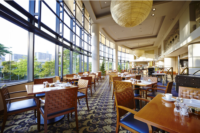 天井まで広がる窓から優しい自然光に包まれる開放的なレストラン