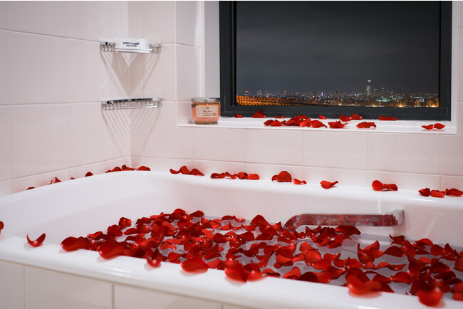 バスルームにローズペタルまたはダックのご用意