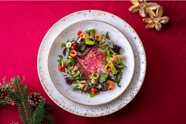 イタリア料理「バジリコ」“とっとり琴浦グランサーモン”の色鮮やかな前菜をリース仕立て