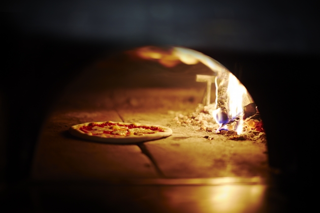 本格的な薪窯で焼き上げるピッツァ