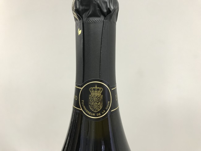 ベルナール・マッサール社のワインのキャップシールには、ルクセンブルク大公宮殿御用達を意味するエンブレムが入っています。