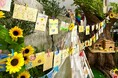 [スタジオのセットに 地域の子どもたちの絵が咲く]