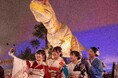 恐竜の前で晴れ着姿　「20歳のつどい」を福井県立恐竜博物館で初開催