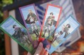 発見した巨人をSNSで報告せよ！TVアニメ『進撃の巨人』×ニジゲンノモリ コラボイベントSNSキャンペーンに新たなノベルティが登場
