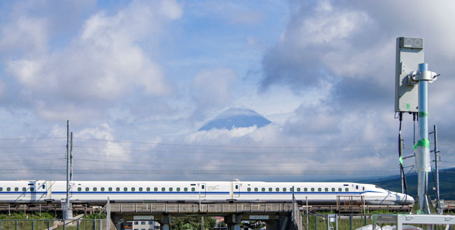 東海道新幹線への伝送試験風景(写真右が5G基地局)