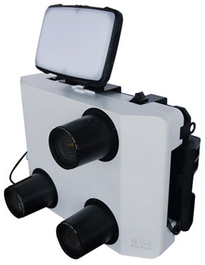 3眼カメラ配筋検査システム「写らく」 ●写真はオプション（LED照明）装着時