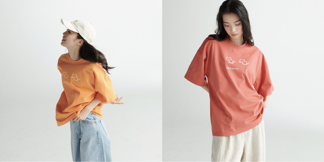 “QAT”Tシャツ オレンジ（左）、レッド（右）