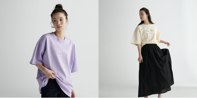 “QAT”Tシャツ パープル（左）、アイボリー（右）