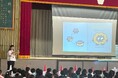 区立北野小学校の始業式で、子どもに寄り添うこころの絵本「ぼくとモヤモヤ」の読み聞かせを行いました