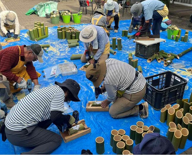 竹の切断や穴あけ作業の様子