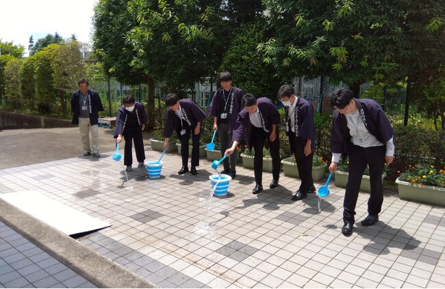 昨年の日野事業所の打ち水の様子