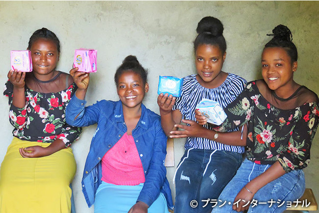 衛生用品の支給を受けた女の子たち （エチオピア）