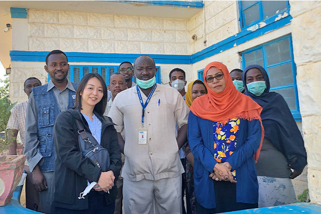 柳澤氏（前列左）。スーダンのプラン現地事務所にて　