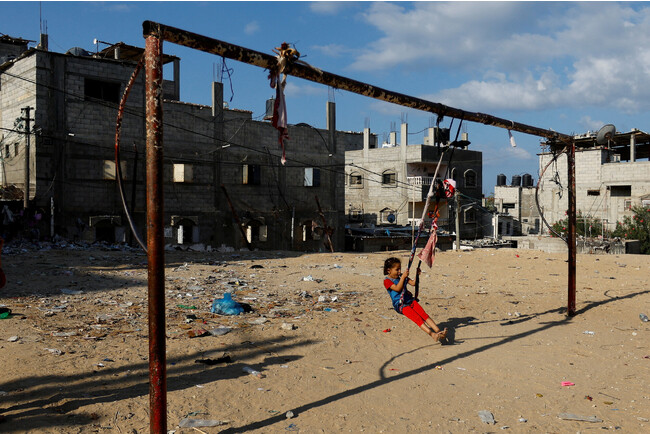 紛争が続くガザ地区で無心にブランコをこぐ子ども 写真提供：REUTERS・Ibraheem Ab