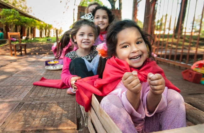 パラグアイの子どもたち。プランの職員が 中南米の子どもたちの現状をお話します