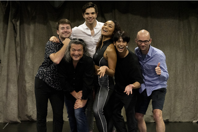 写真左からCamden Loeser(振付補)、Mahlon Kruse(演出補)、Kai Jonson-Peady(サーカス・レプリケーター)、Crystal Kay、森崎ウィン、Ryan Cantwell(音楽スーパーバイザー) 写真左からCamden Loeser(振付補)、Mahlon Kruse(演出補)、Kai Jonson-Peady(サーカス・レプリケーター)、Crystal Kay、森崎ウィン、Ryan Cantwell(音楽スーパーバイザー)