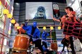 ブルーマン、3年連続で「歌舞伎町BON ODORI」に登場！真夏の歌舞伎町を“青く”染める！