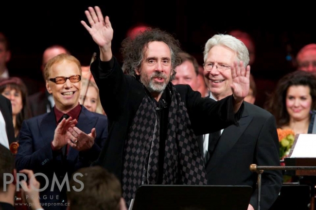 写真：左からダニー・エルフマン、ティム・バートン、指揮者のジョン・マウチェリ　2014年プラハで開催された「ティム・バートン＆ダニー・エルフマン映画音楽コンサート」より
