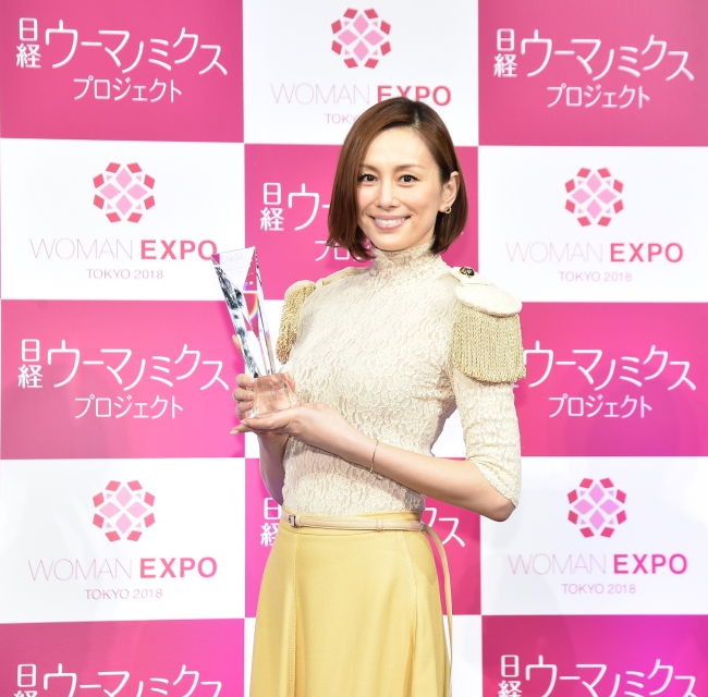 日経ヘルスpresentsビューティーミューズ大賞18 女優の米倉涼子さんが受賞 株式会社キョードーメディアスのプレスリリース