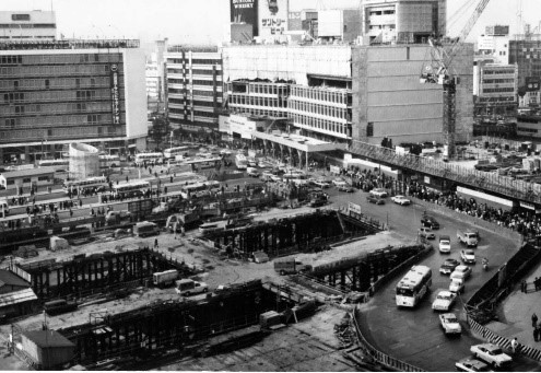  新宿駅西口の建設風景(1964年頃)