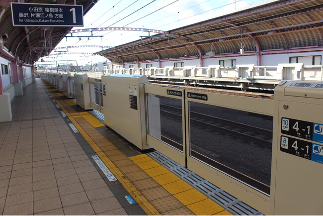 ホームドア（画像は梅ヶ丘駅）