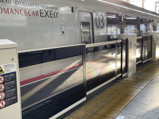 特急ロマンスカーに対応したホームドア（画像は本厚木駅）