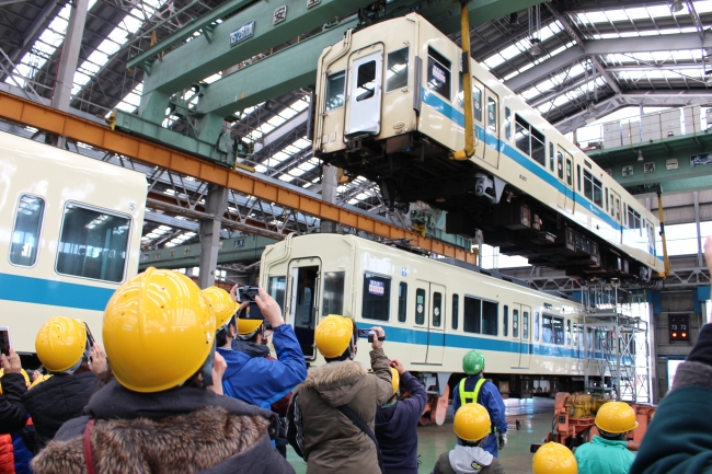 迫力ある車体上げ作業