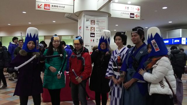 箱根での歓迎イベント　侍・腰元との記念撮影（昨年の様子）
