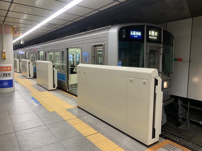 下北沢駅地下１階ホームドア