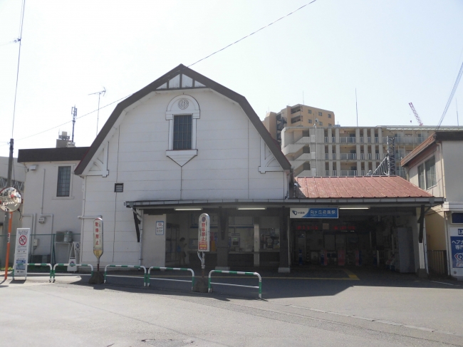 ２０１９年度の改良を予定するマンサード屋根を有する向ヶ丘遊園駅北口駅舎