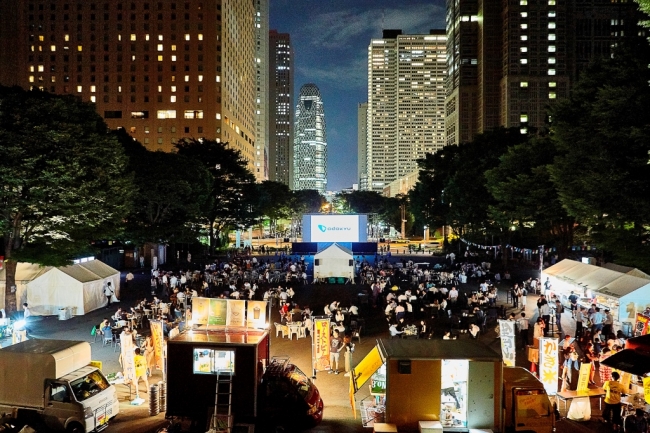 西新宿の高層ビル群の夜景をバックに 巨大スクリーンで映画鑑賞 ７月２４日 ２７日屋外シアターイベントを開催 小田急電鉄株式会社のプレスリリース