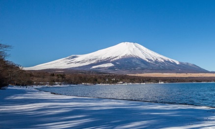 小田急山中湖フォレストコテージ湖畔から見える富士山
