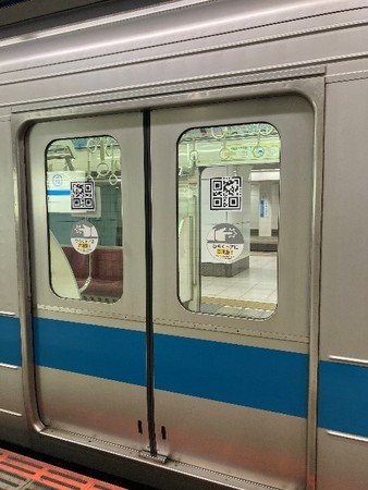 車両扉ガラス部に貼り付けるtQR®コード