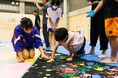 「キッズゲルニカ」作品を中学生、アメリカの高校生、市民が一緒に制作！3.5m×7.8mの巨大アートが完成　キャンバスに、みんなで平和への願いを。