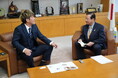 小澤辰矢、出身地・富士宮市で須藤秀忠市長と対談
