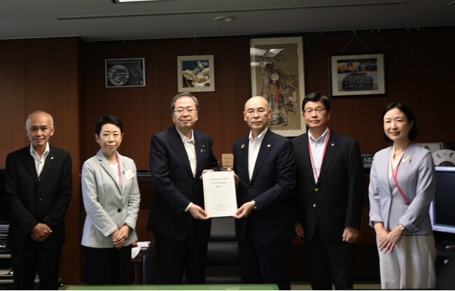 ※別添の写真は、左から 上野 晴彦 江戸川区危機管理部長、近藤 やよい 足立区長、 斉藤 鉄夫 国土交通大臣、青木 克徳 葛飾区長、山本 亨 墨田区長、大久保 朋果 江東区長