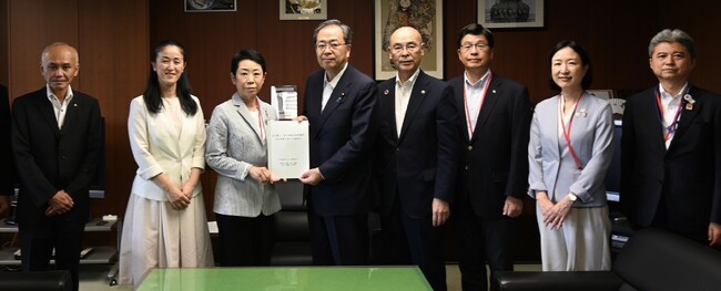 左から　上野 晴彦 江戸川区危機管理部長、山田 加奈子 北区長、 近藤 やよい 足立区長、斉藤 鉄夫 国土交通大臣、青木 克徳 葛飾区長、山本 亨 墨田区長、大久保 朋果 江東区長、尾科 善彦 板橋区副区長