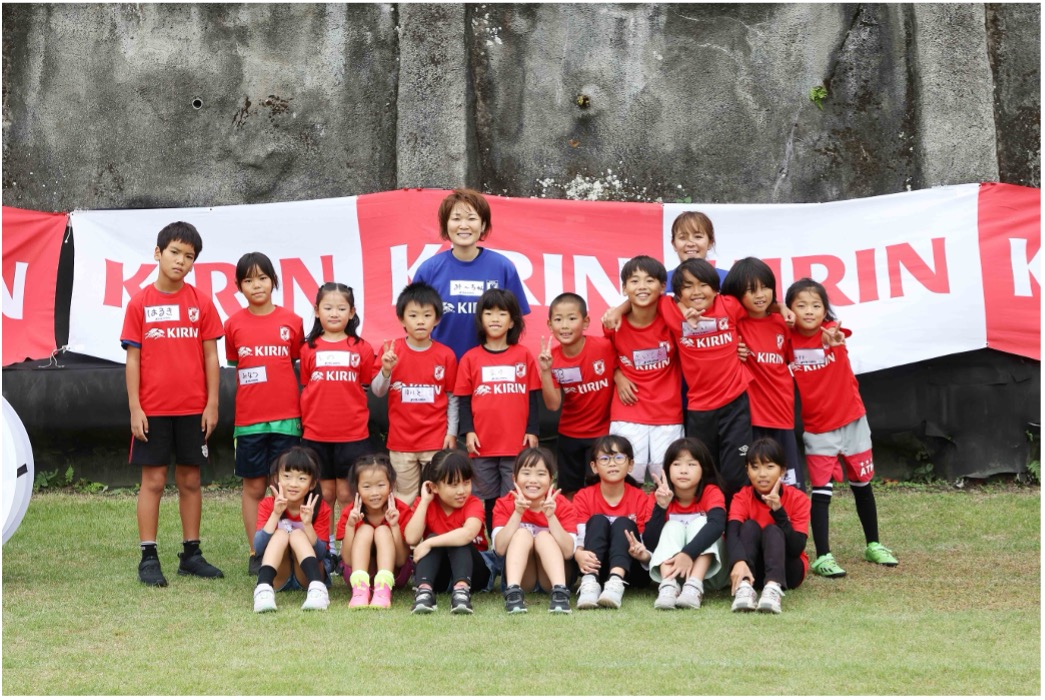 元なでしこジャパン阪口夢穂さん、岩渕真奈さんと利島の小学生17人