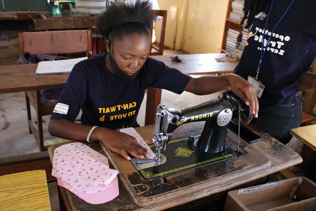 ザンビアでの布ナプキン作製の様子（現地コミュニティスペースにて撮影）