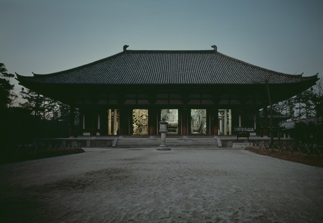 渡辺義雄　唐招提寺金堂夜景　1968年頃 ©日本写真保存センター
