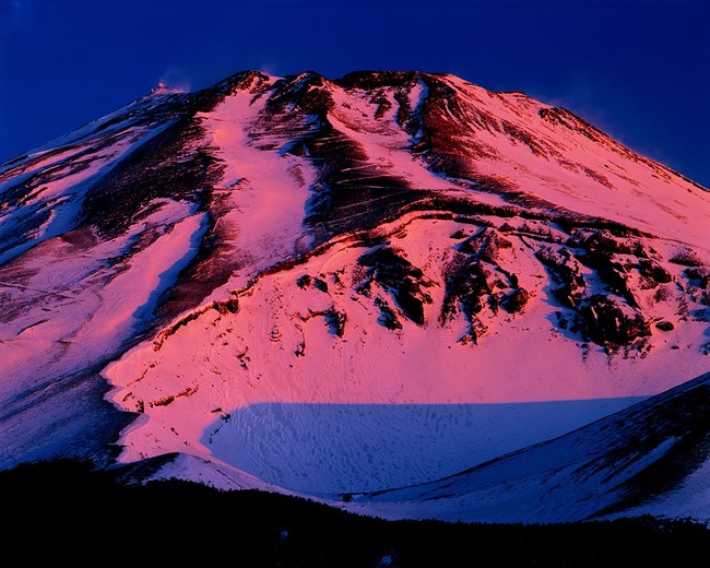 静岡県裾野市水ケ塚から「黎明に焼ける富士山」  撮影：白籏史朗