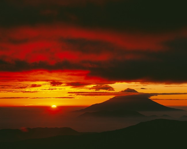 南アルプス千枚小屋から「真紅に燃える朝雲と富士山」　 撮影：白簱史朗