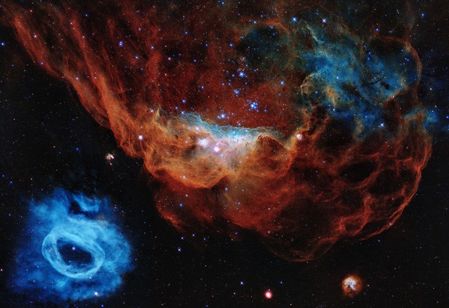 大マゼラン銀河の星形成領域 NGC 2014とNGC 2020 ハッブル宇宙望遠鏡打ち上げ30周年記念画像 Credit  NASA, ESA, and STSc