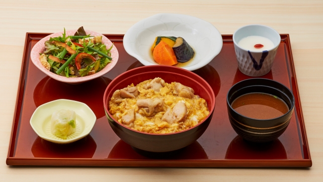 鳥良の親子丼御膳 880円（税抜価格） 親子丼／煮物／サラダ／漬物／汁物／デザート（ご飯大盛り無料　選べるご飯：白米・十六穀米）