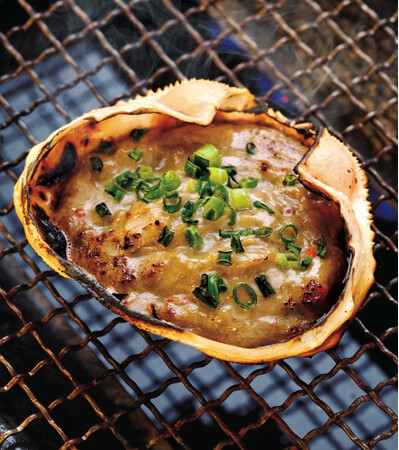 磯丸名物！秘伝の味「蟹味噌甲羅焼」539円（税込593円）