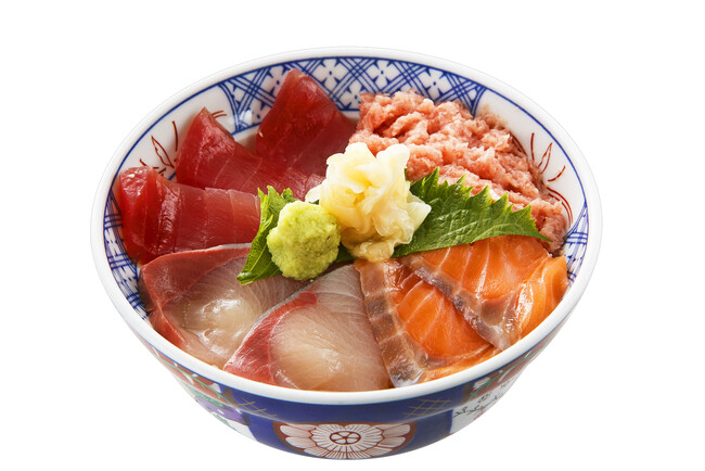 根強い人気！「磯丸4色丼」 （鮪赤身・ブリ・サーモン・ねぎトロ）879円（税込967円）