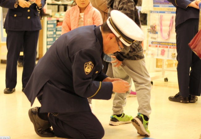 神奈川県警察本部によるお客様へのシール貼りサービス