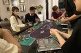 熱海初!のポーカースペースが、ビーチ近くのカフェ・バー【PHOOL(プール)】にてスタート。彩り豊かなカクテルと共に、気軽にポーカーゲームやプレーヤー同士の交流を楽しめる場所へ。